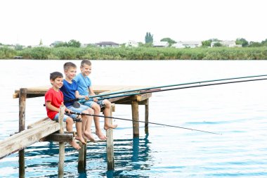 Yaz günü Balık tutma şirin çocuk