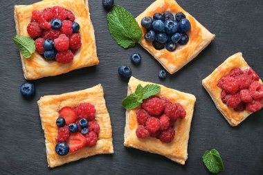 Nefis puf böreği kayrak plaka üzerinde çilek ile