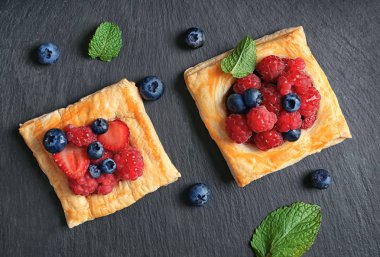 Nefis puf böreği kayrak plaka üzerinde çilek ile