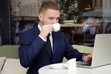 yakışıklı işadamı laptop ile çalışma 