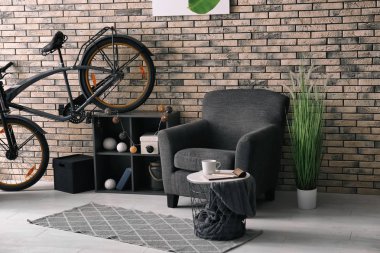 Bisiklet ve siyah koltuk odası iç