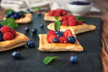 Nefis puf böreği kayrak plaka üzerinde çilek ile