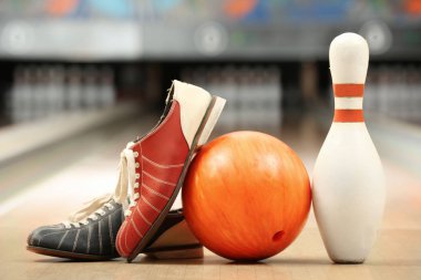Ayakkabı, PIN ve top bowling Club katta