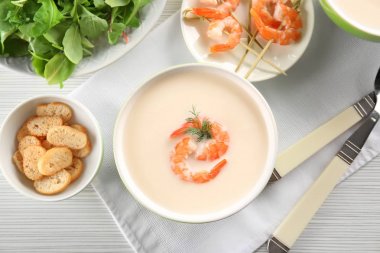 Nefis karides krem çorbası masada, üstten görünüm ile kase