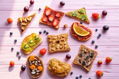 Ahşap arka plan üzerinde çeşitli lezzetli Topingler ile tost