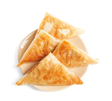 Beyaz zemin üzerine lezzetli samosas plakalı