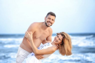 mutlu bir çift deniz plaj 