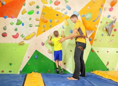 Spor tırmanış içinde eğitmen ile küçük çocuk