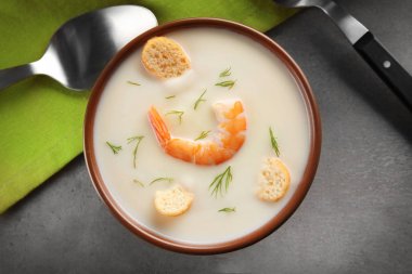 Tablo üzerinde nefis karides krem çorbası ile kase