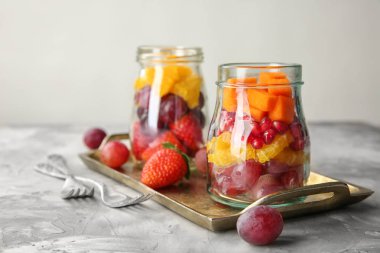 Metal tepsi kavanoza lezzetli meyve salatası