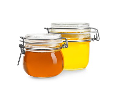 Beyaz arka plan üzerinde aromatik bal kavanozlar