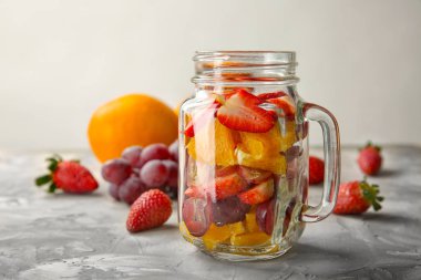 Masada mason kavanoza lezzetli meyve salatası