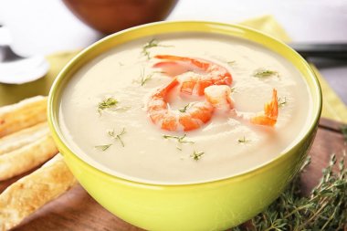 Nefis karides krem çorbası masada, closeup ile kase