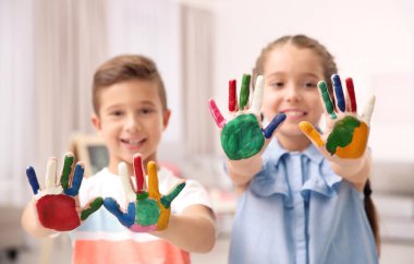 Boyalı elleri kapalı olan küçük çocuklar