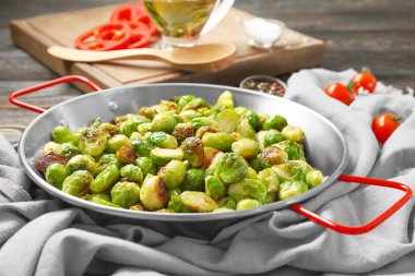 Tavada kavrulmuş brussel ile masaya lahanası