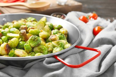 Tavada kavrulmuş brussel ile masaya lahanası