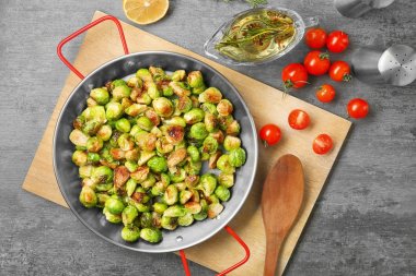 Tavada kavrulmuş brussel ile masaya lahanası