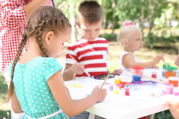 Children at painting lesson outdoors — Stock Photo, Image