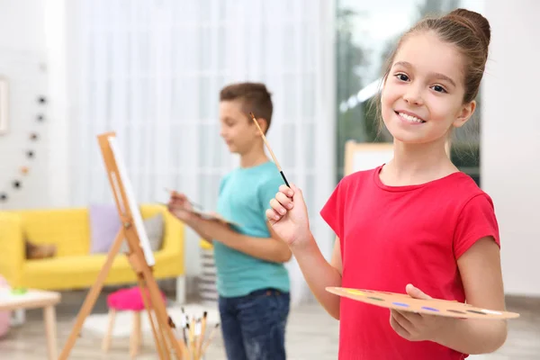 Kleines Mädchen malt zu Hause — Stockfoto