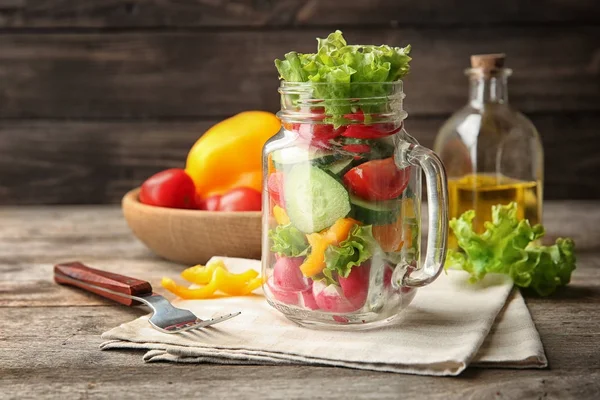 Deliciosa Ensalada Verduras Tarro Albañil Mesa —  Fotos de Stock