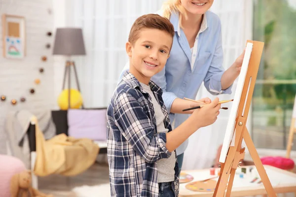 Petit garçon avec la peinture de mère à la maison — Photo