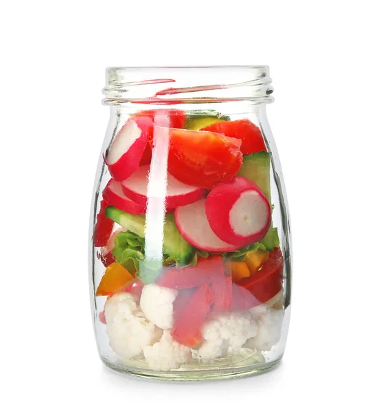 白い背景の上の瓶においしい野菜サラダ — ストック写真