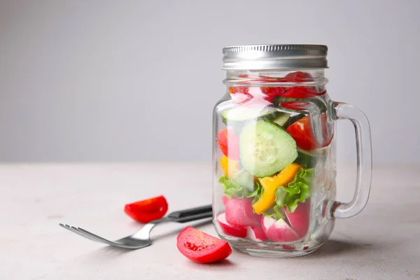 Leckerer Gemüsesalat Einmachglas Auf Dem Tisch — Stockfoto