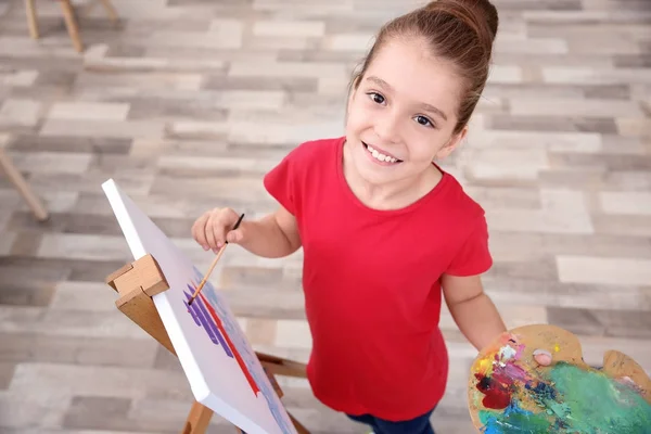 Petite fille peinture à la maison — Photo