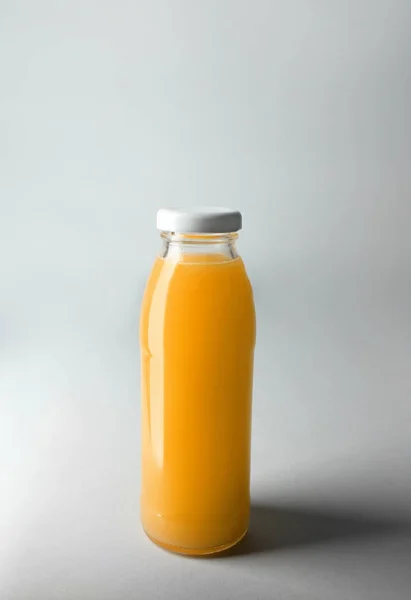 Flasche Mit Saft Auf Hellem Hintergrund — Stockfoto