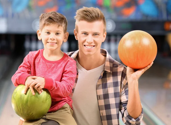 Rodina baví v bowling Clubu — Stock fotografie