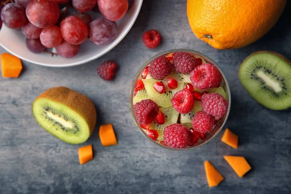 Deliciosa Ensalada Frutas Frasco Sobre Mesa —  Fotos de Stock