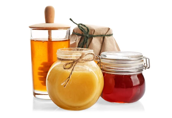 Frascos com mel aromático sobre fundo branco — Fotografia de Stock