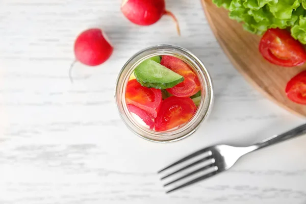 Deliciosa Ensalada Verduras Frasco Mesa —  Fotos de Stock