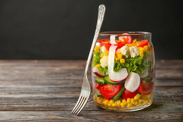 Délicieuse Salade Légumes Pot Sur Table Bois — Photo