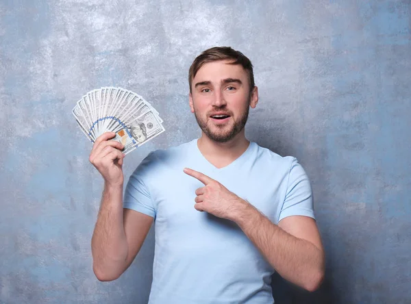 Joven feliz con billetes sobre fondo grunge — Foto de Stock