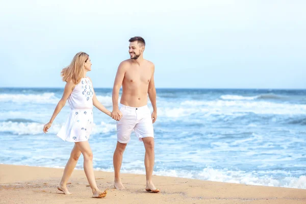 Glückliches Paar am Strand — Stockfoto
