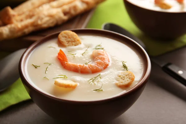 Schüssel Mit Leckerer Garnelencremesuppe Auf Dem Tisch — Stockfoto