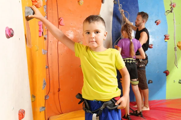 Adorable niño en el gimnasio de escalada — Foto de Stock