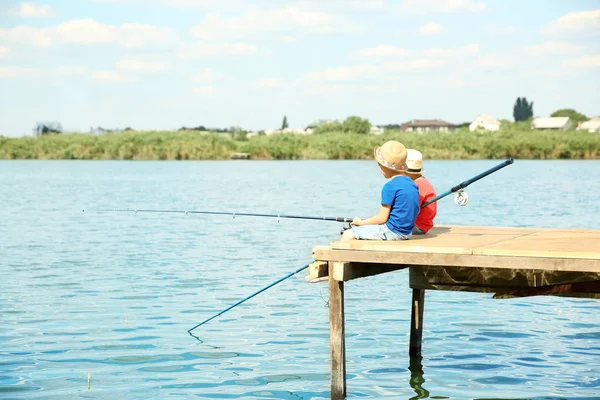 Bonito crianças pesca no dia de verão — Fotografia de Stock