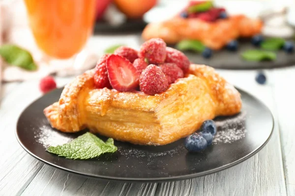 Plate Yummy Berry Puff Pastry Wooden Table — Stock Photo, Image