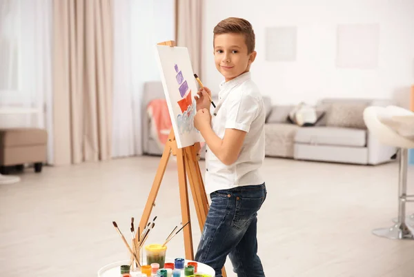 Mały chłopiec painting statek w domu — Zdjęcie stockowe