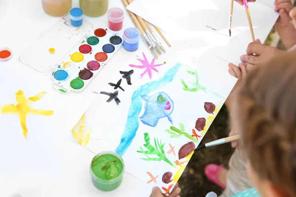 Kleine Kinder malen bei Kunststunde im Freien — Stockfoto