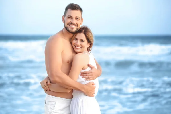 Couple heureux sur la plage de la mer — Photo