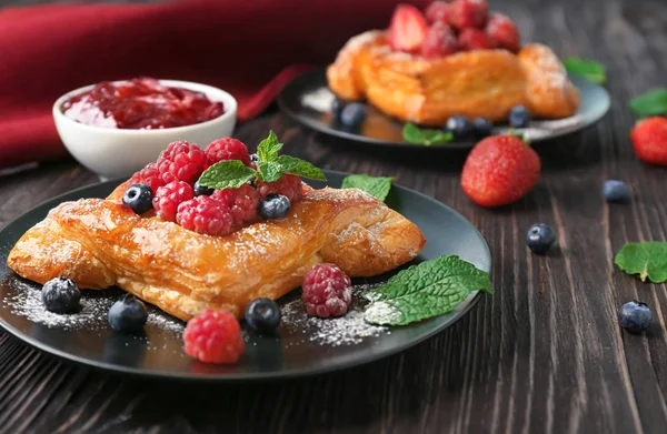 Piatto Con Deliziosa Pasta Sfoglia Bacche Tavolo Legno — Foto Stock