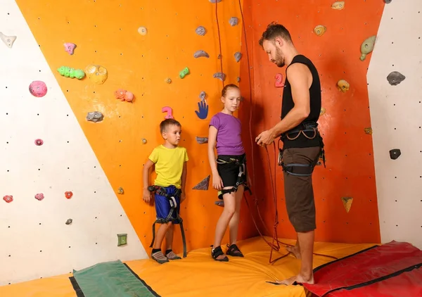 Niños pequeños con entrenador en gimnasio de escalada — Foto de Stock