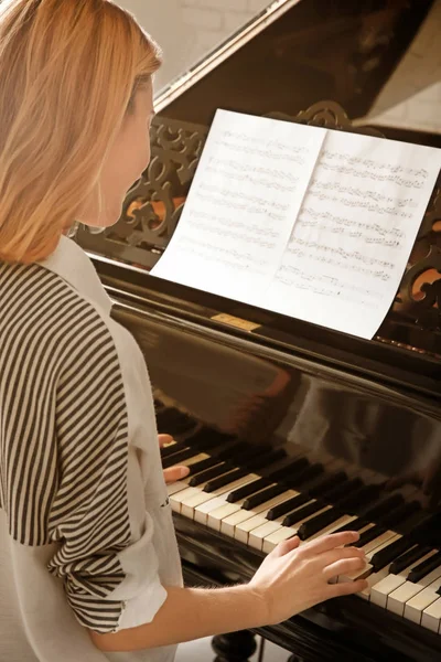 Utalentowana kobieta gra na fortepianie wewnątrz — Zdjęcie stockowe