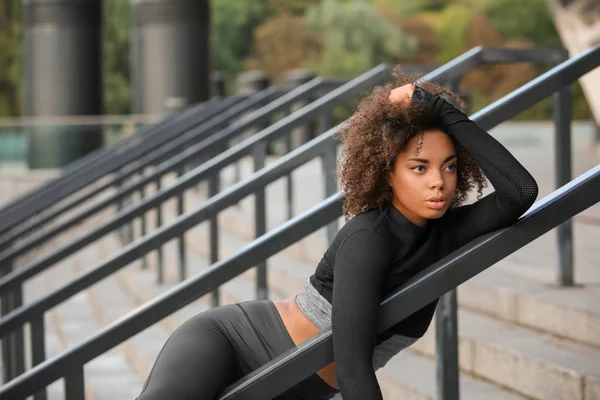 Hermosa mujer afroamericana en ropa deportiva al aire libre — Foto de Stock
