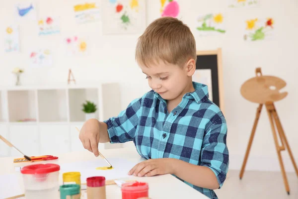 Petit garçon à la leçon de peinture en classe — Photo