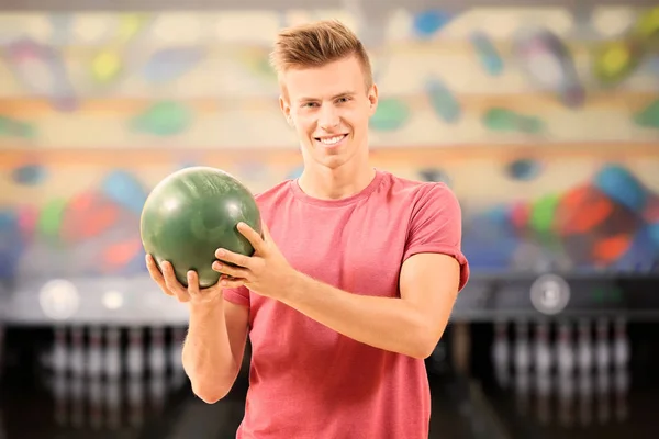 Bello giovanotto al bowling club — Foto Stock