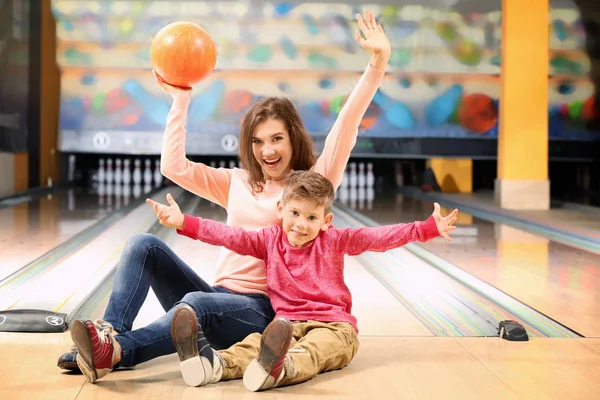 Family having fun in bowling club — Stock Photo, Image